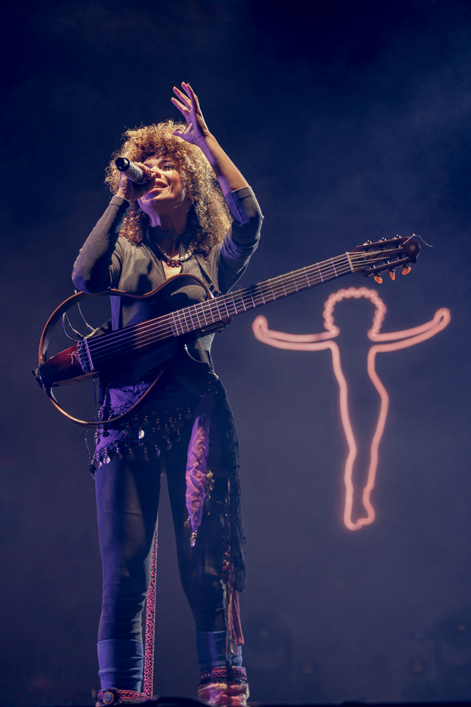 <a href='/artists/flavia-coelho/'>Flavia Coelho</a>