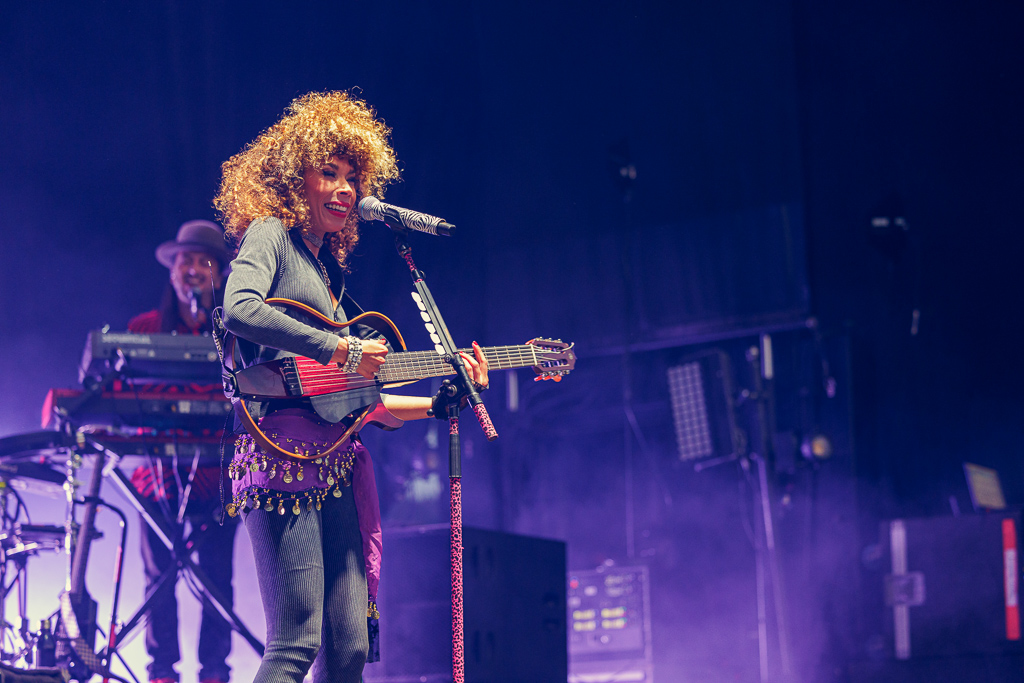 <a href='/artists/flavia-coelho/'>Flavia Coelho</a>