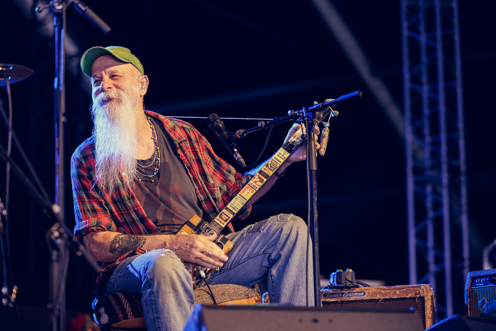 <a href='/artists/seasick-steve/'>Seasick Steve</a>