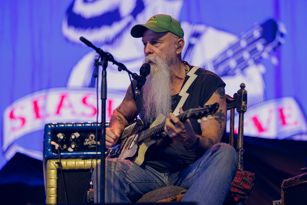 <a href='/artists/seasick-steve/'>Seasick Steve</a>