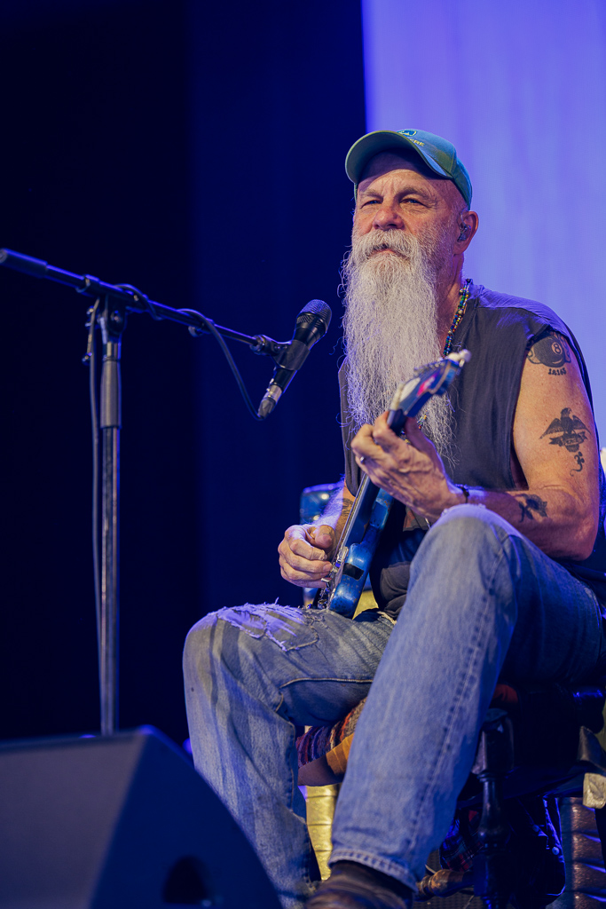 <a href='/artists/seasick-steve/'>Seasick Steve</a>