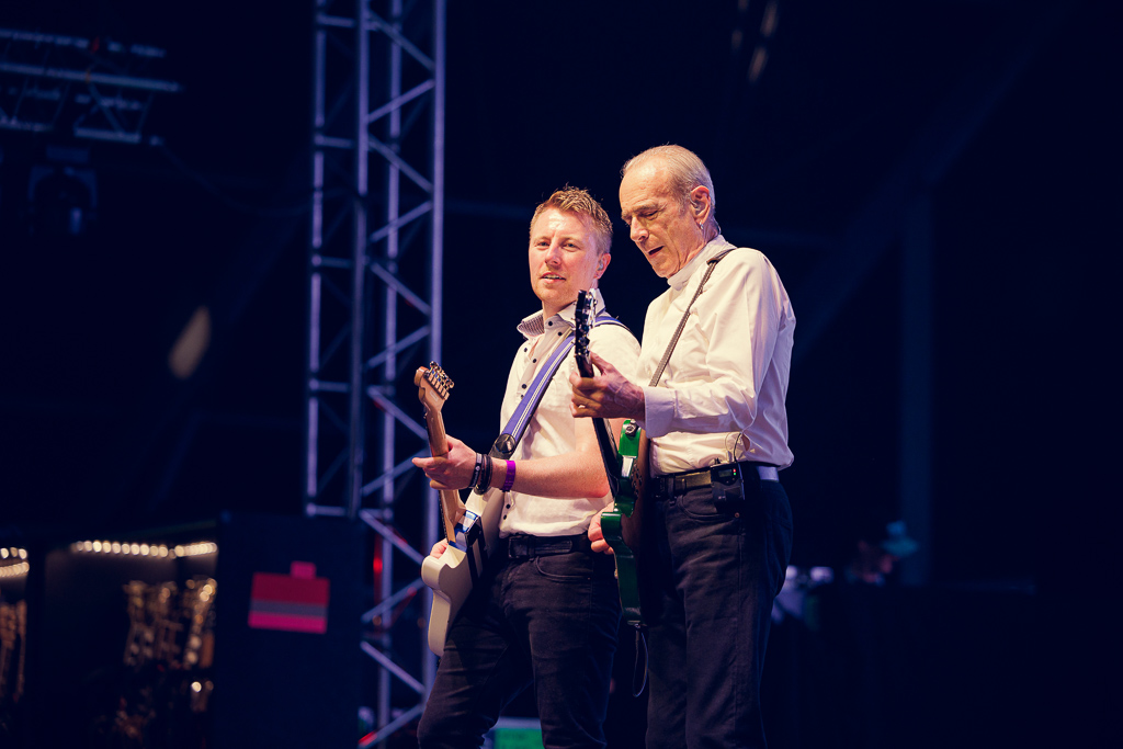 <a href='/artists/status-quo/'>Status Quo</a>