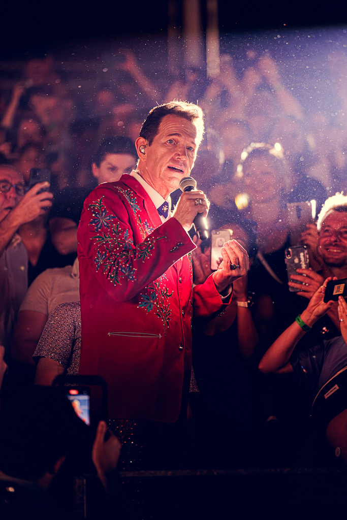 <a href='/artists/chris-isaak/'>Chris Isaak</a>