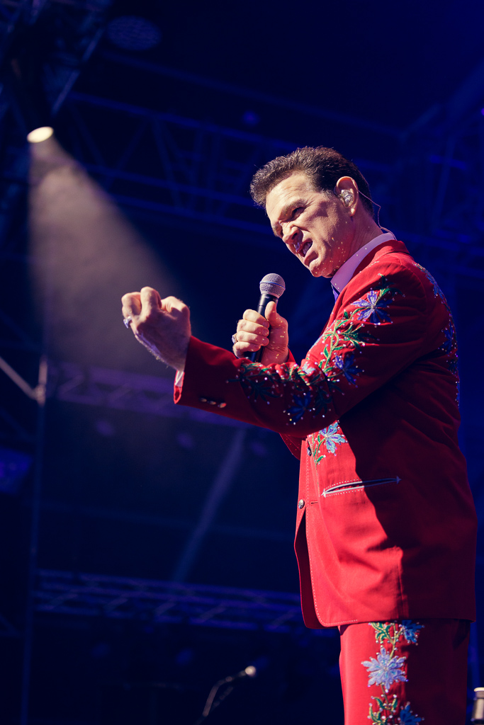 <a href='/artists/chris-isaak/'>Chris Isaak</a>