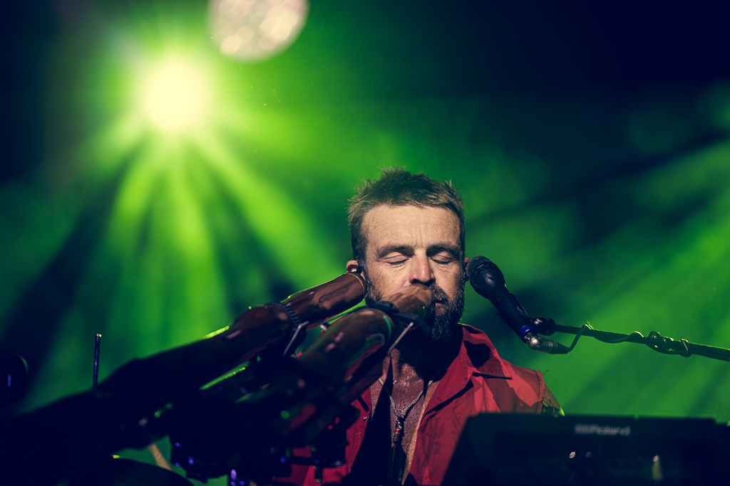 <a href='/artists/xavier-rudd/'>Xavier Rudd</a>