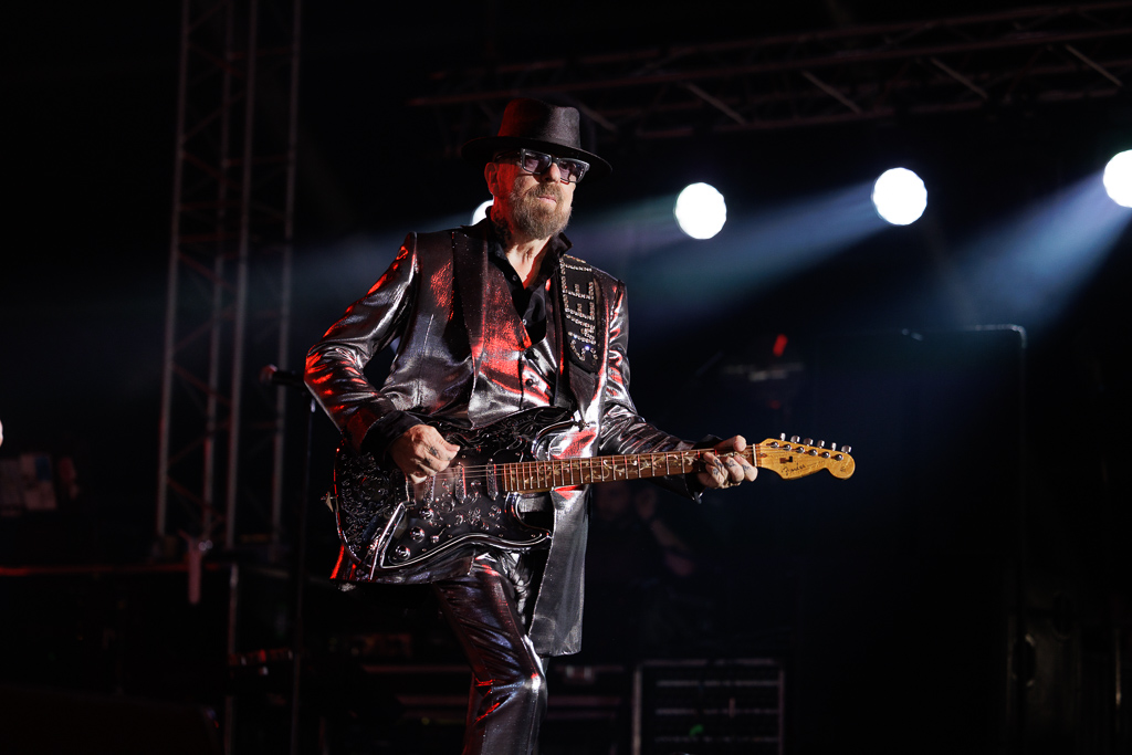 <a href='/artists/dave-stewart/'>Dave Stewart</a>