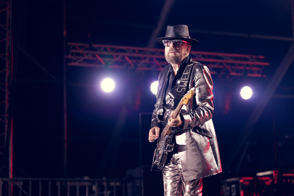 <a href='/artists/dave-stewart/'>Dave Stewart</a>