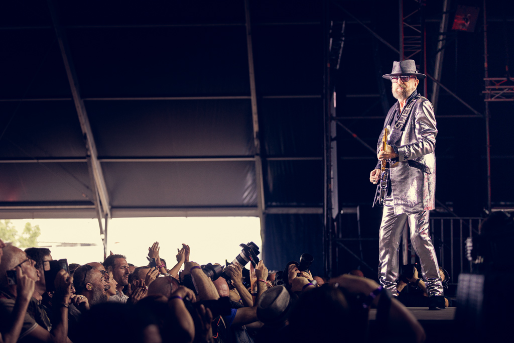 <a href='/artists/dave-stewart/'>Dave Stewart</a>