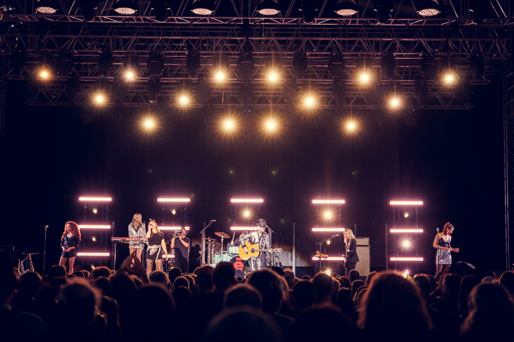 <a href='/artists/dave-stewart/'>Dave Stewart</a>