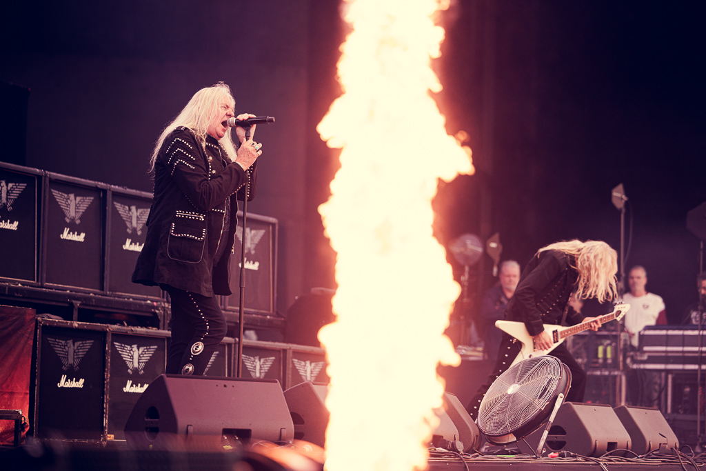 <a href='/artists/saxon/'>Saxon</a>