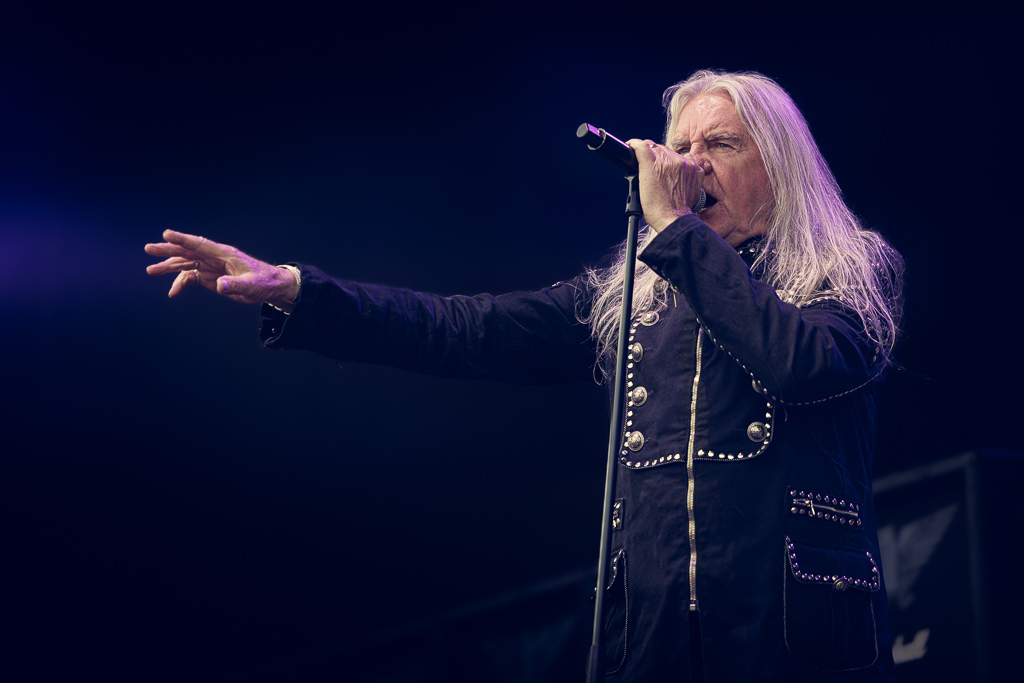 <a href='/artists/saxon/'>Saxon</a>