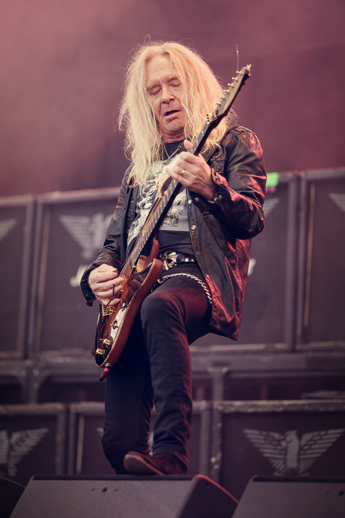 <a href='/artists/saxon/'>Saxon</a>