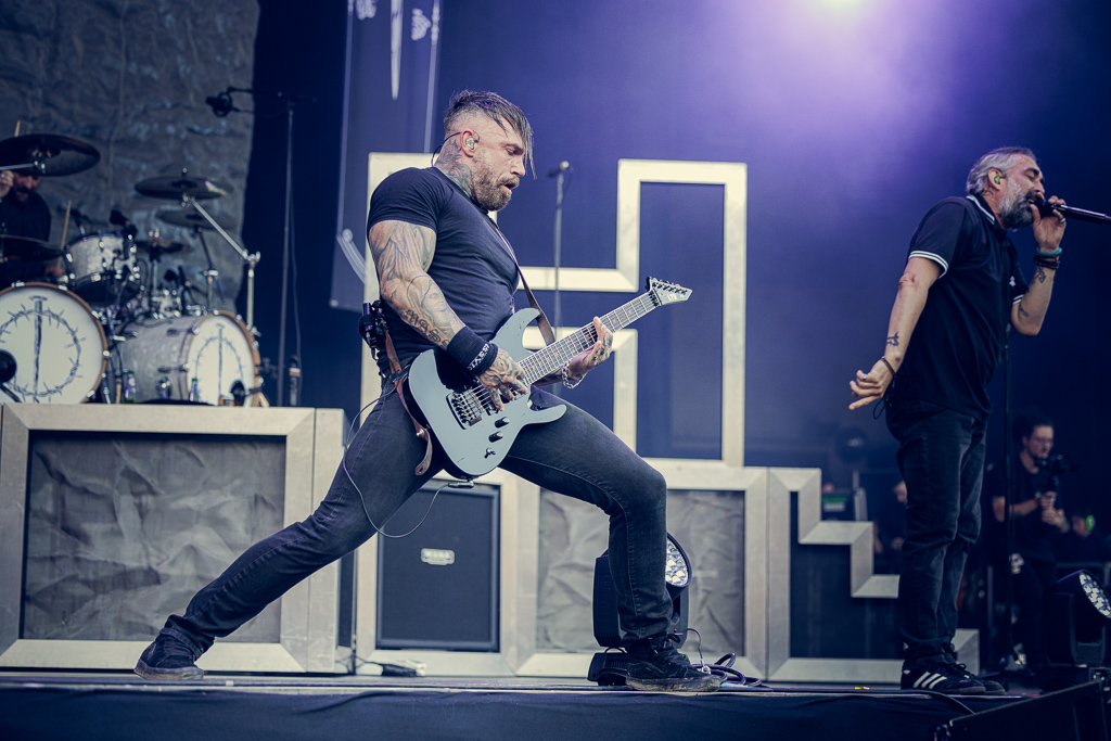 <a href='/artists/mass-hysteria/'>Mass Hysteria</a>