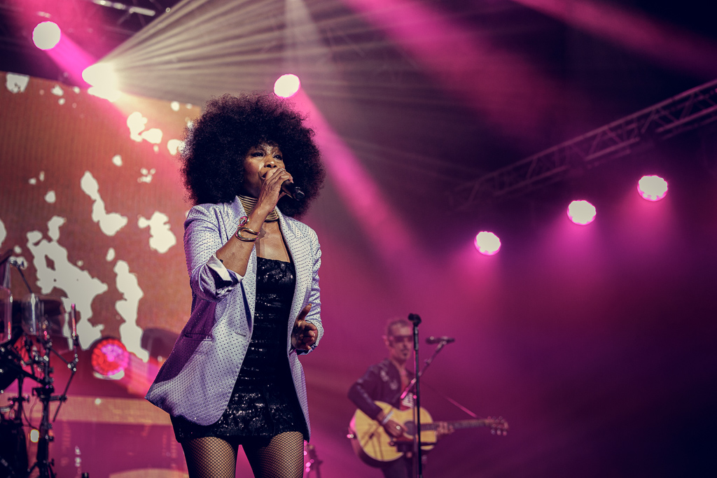 <a href='/artists/simple-minds/'>Simple Minds</a>