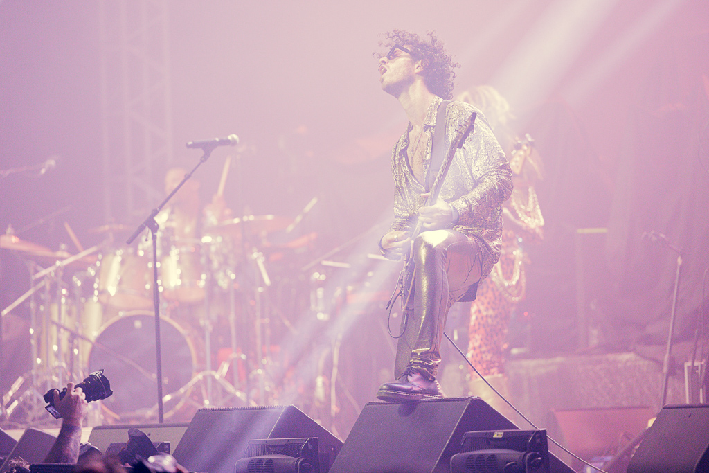 <a href='/artists/nik-west/'>Nik West</a>