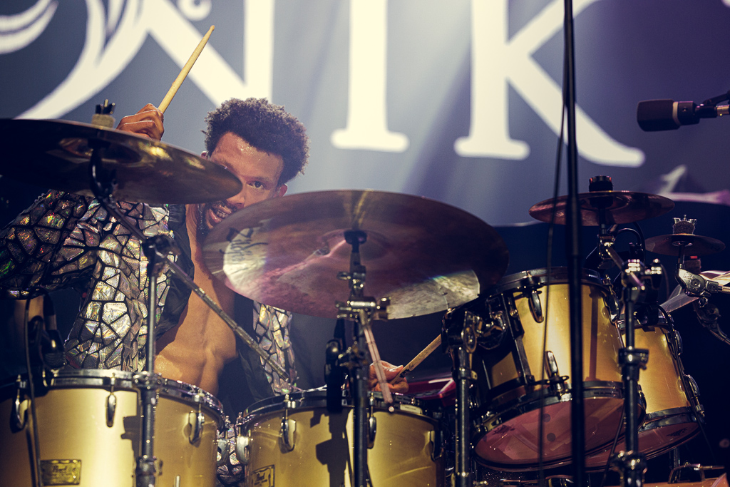 <a href='/artists/nik-west/'>Nik West</a>