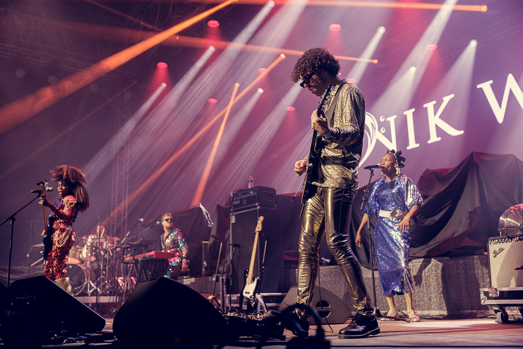 <a href='/artists/nik-west/'>Nik West</a>