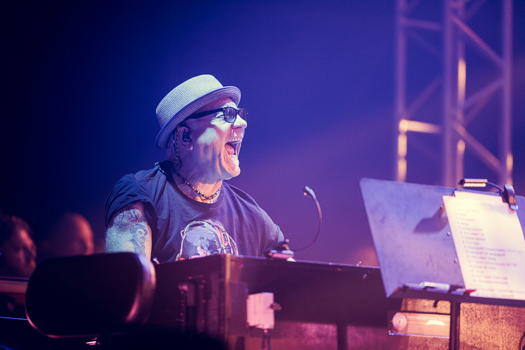 <a href='/artists/santana/'>Santana</a>