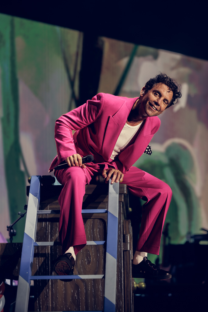 <a href='/artists/mika/'>MIKA</a>