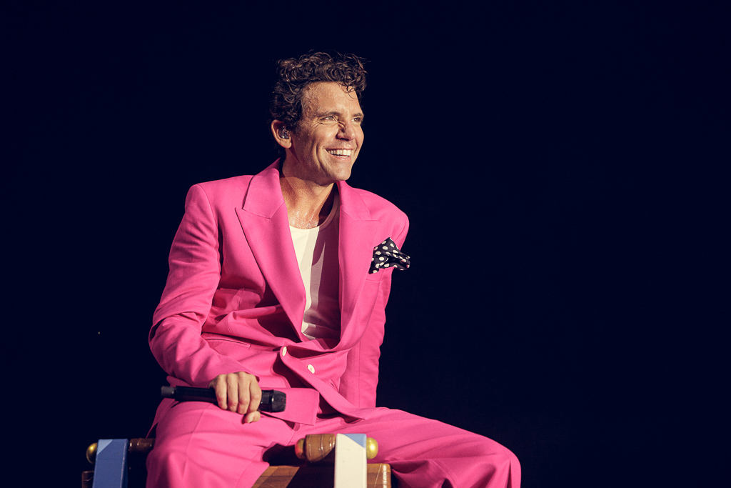 <a href='/artists/mika/'>MIKA</a>